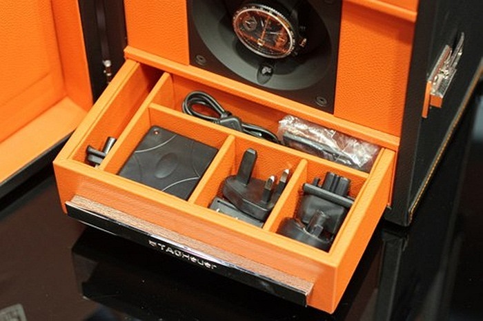 Phụ kiện được đặt gọn gàng ở ngăn kéo nhỏ bên dưới.