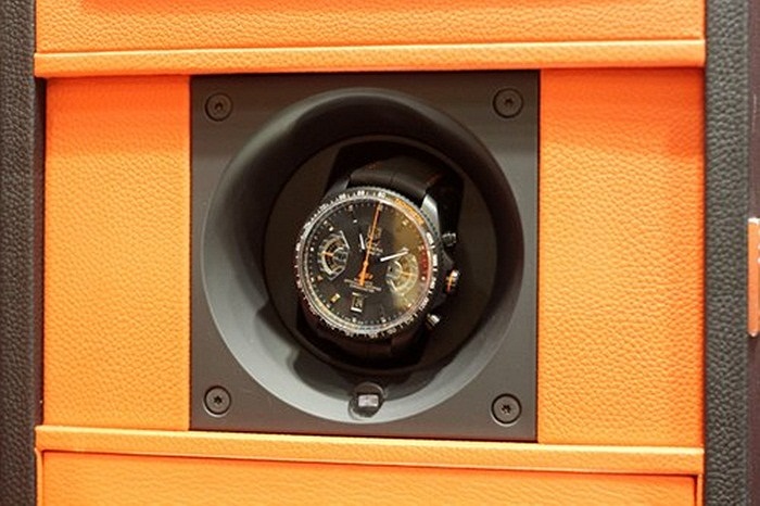 Ở giữa là chiếc đồng hồ Grand Carrera Calibe 17 RS2 Chronometer siêu nhẹ là từ Titanium.