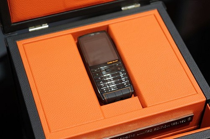 Chiếc Meridiist được đặt ở trên cùng. Phía dưới còn có dock microUSB cho phép dựng và cắm điện thoại để sạc, trưng bày trên hộp.