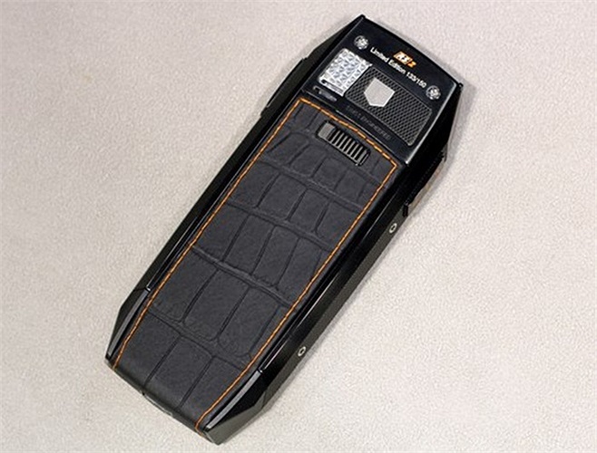 Nhưng thiết kế và các chất liệu, hay chi tiết máy móc bên trong kế thừa từ kỹ thuật chế tạo đồng hồ nổi tiếng của Thuỵ Sỹ mới là điều cho sản phẩm trở nên đắt giá. Nắp lưng làm từ da tự nhiên và khâu tay.