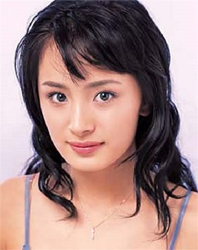 Tuy nhiên, nữ diễn viên 26 tuổi vẫn một mực phủ nhận chuyện phẫu thuật thẩm mỹ.