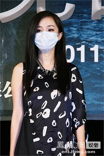 Việc cô liên tục xuất hiện với khẩu trang bịt kín càng khiến công chúng nghi ngờ.