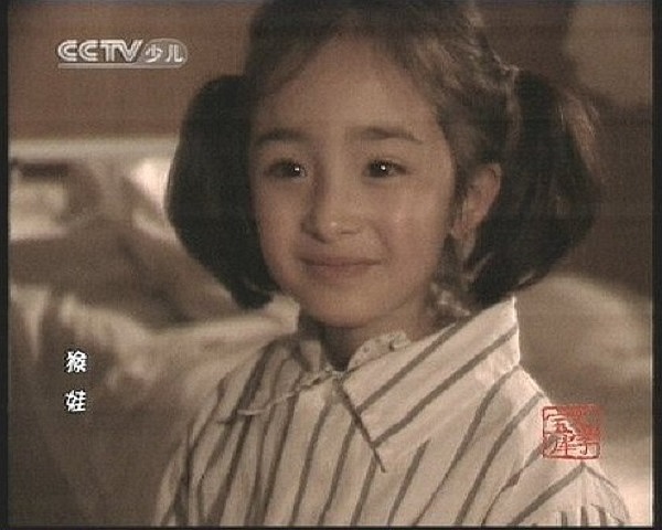 Từ ngày nhỏ, Dương Mịch đã là một cô bé xinh xắn, dễ thương với đôi mắt to tròn.