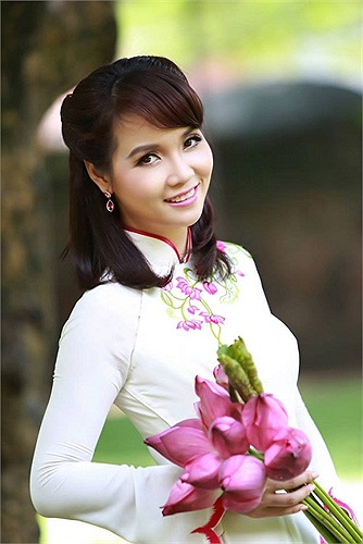 Thướt tha trong tà áo dài chụp ảnh mềm mại và nữ tính với sen, Mai Thu Huyền đẹp và trong trẻo.