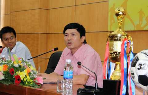 Hop bao giai bong da nganh Cong Thuong