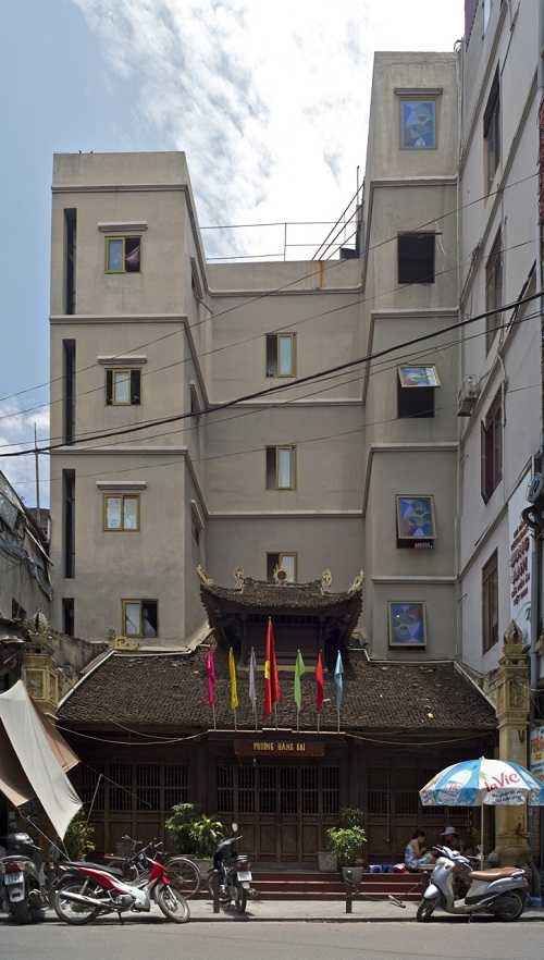 Đình Hàng Quạt, số 4 Hàng Quạt, thờ ông tổ nghề Quạt nay một phần hậu cung biến thành nhà nghỉ.