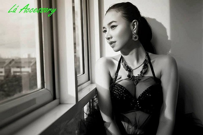 Đinh Ngọc Diệp khoe vòng một không thể quyến rũ và gợi cảm hơn.