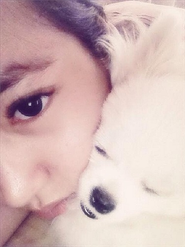 Elly Trần bên thú cưng.