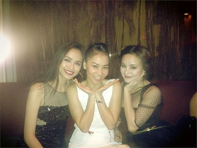 Nàng ở giữa xì tin nhất.