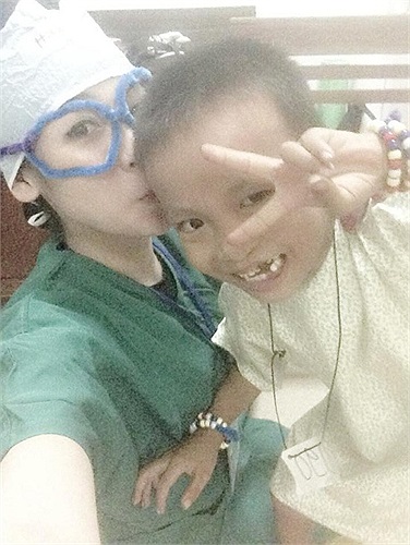 Những hình ảnh đẹp của Á hậu Tú Anh khi đi làm từ thiện.