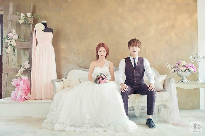 Hotboy Bê Trần chụp ảnh cười cùng bạn gái Quỳnh Anh Shyn.