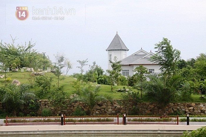 Khu biệt thự được xây dựng theo kiểu kiến trúc châu Âu với màu sơn trắng phủ toàn bộ. 