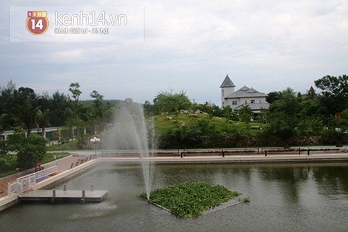 Kiến trúc nhà mái lệch, tháp nhọn, sân vườn, vườn cây ao cá đã tạo thành một quần thể hài hòa.