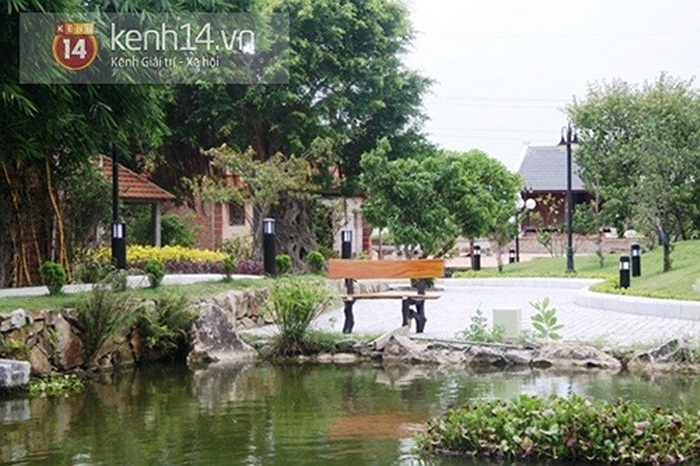 Ngoài ngôi nhà trông như một tòa lâu đài, đại gia này còn rất chú ý đến việc chăm chút khuôn viên vườn, hồ nước, lối ra vào.