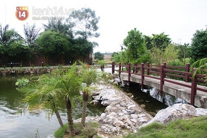 Khuôn viên rộng ngút mắt. 