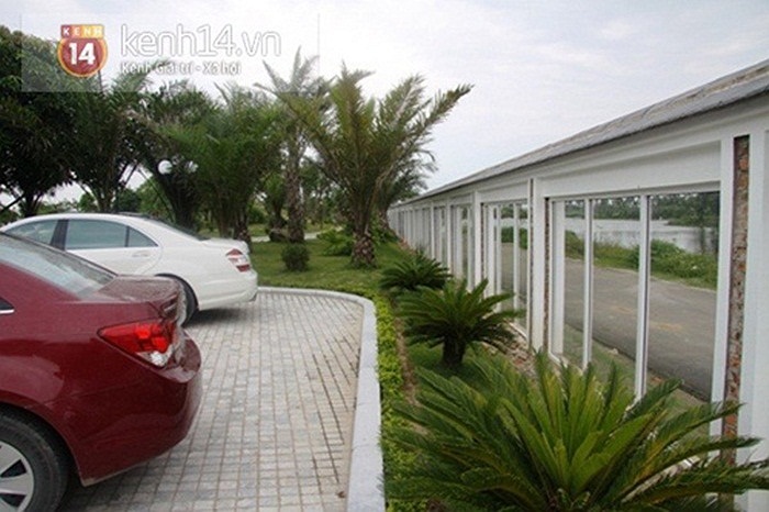 Tường bao xung quanh khu biệt dài hàng km được làm bằng mê-ka dày trong suốt.