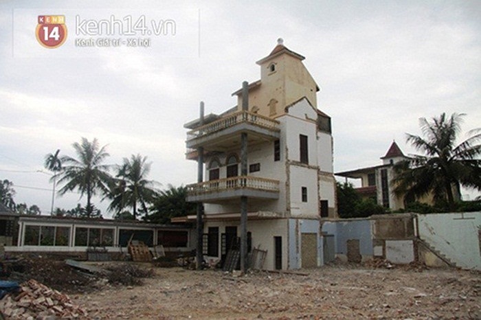 Khu nhà kiên cố mới đưa vào sử dụng vài năm được đập bỏ để làm bể bơi trong khu dinh thự mới của đại gia xứ Thanh. 