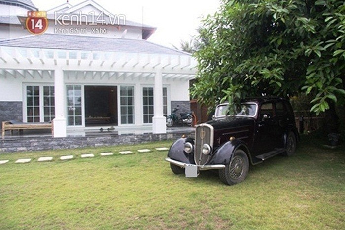 Khu vực trong cùng rộng cả ngàn mét được xây dựng khu thờ tự là một ngôi nhà sàn cách tân, có cột, kèo bằng gỗ nhưng tường xây gạch để mộc tạo nét cổ kính.