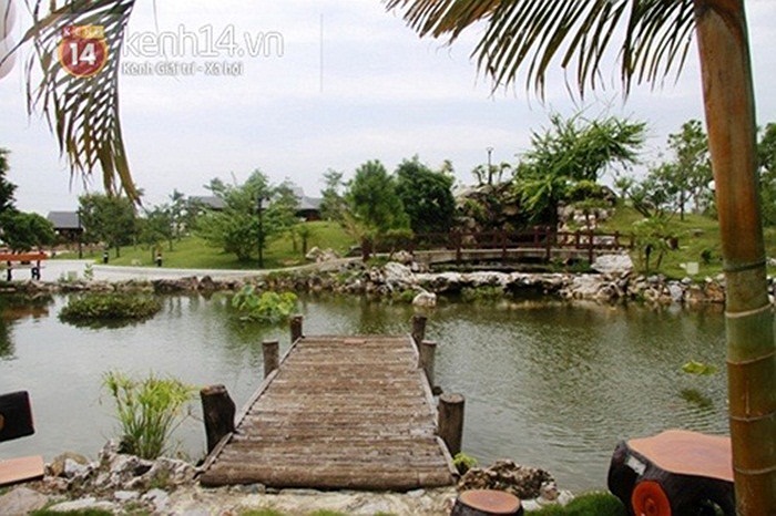 Để xây dựng khuôn viên mới, ông đã bỏ tiền mua thêm đất của nhà dân xung quanh đồng thời đập bỏ ngôi nhà cũ mới qua hơn một năm sử dụng.