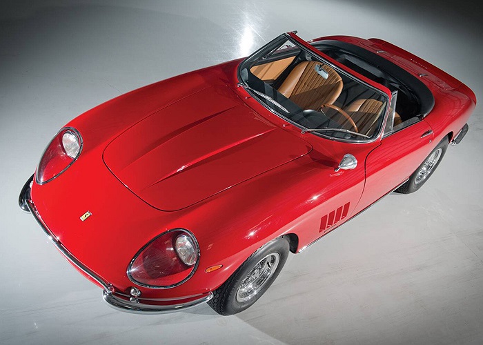 Xe sử dụng động cơ V12, 300 mã lực cùng hộp số sàn 5 cấp.