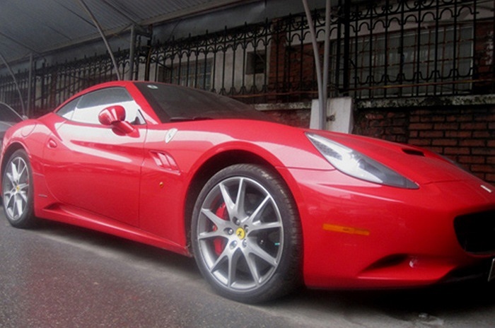 Ferrari California ra mắt hồi tháng 9/2008 và một năm sau đó chiếc Ferrari California màu đỏ đầu tiên cập cảng Sài Gòn trước khi bán ra Hải Phòng.
