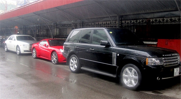 Land Rover Range Rover Supercharged được trang bị động cơ 5 lít V8 cho công suất 510 mã lực, mô-men xoắn cực đại 625 Nm, hộp số tự động 6 cấp và dẫn động 4 bánh toàn thời gian. Mức giá của mẫu xe này vào khoảng 95.000 USD. 