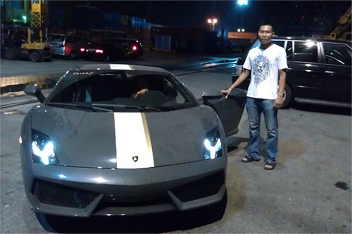 Một đại gia Hải Phòng tậu chiếc Lamborghini LP550-2 Valentino Balboni vào tháng 7/2011. Thiết kế ngoại thất của xe khá bắt mắt, với một sọc trắng to bản chạy dọc thân xe. 