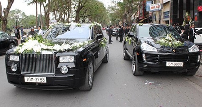 Rolls-Royce Phantom trong đám cưới của một đại gia Hải Phòng. Giá bán dao động trong khoảng 500.000 USD tới trên 1 triệu USD, tùy theo phiên bản, trang thiết bị gắn trên xe, độ độc và năm sản xuất. 