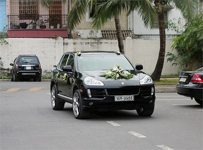 Chiếc Porsche Cayenne S mang biển cặp. Phiên bản Cayenne S có giá khoảng 150.000 USD