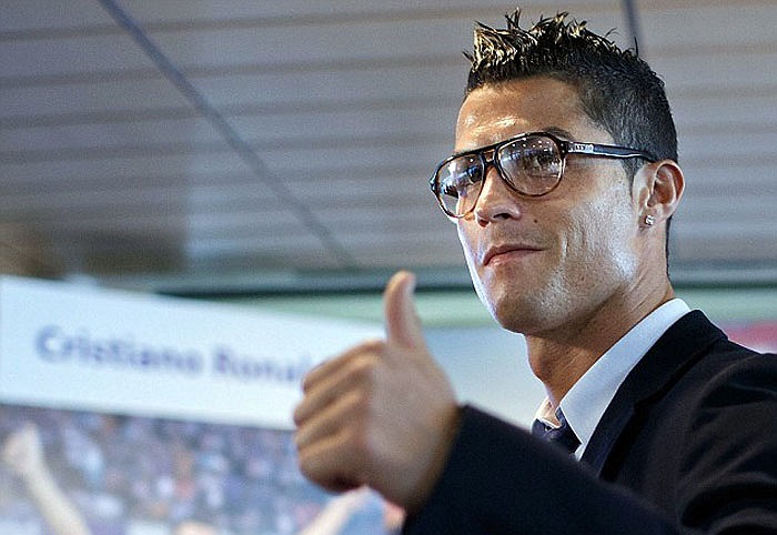 Đeo kính vào, Ronaldo trông cực chất và bảnh bao