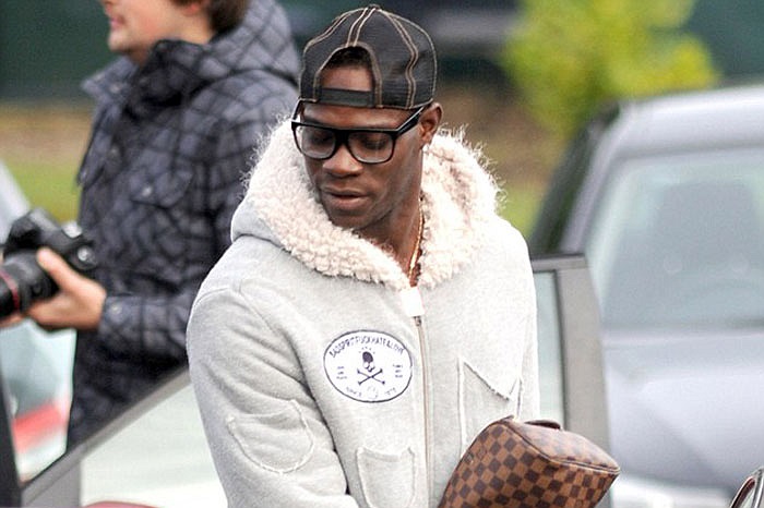 Ngổ ngáo trên sân nhưng mỗi khi đeo kính, Balotelli trông chẳng ra dáng 'Bad Boy' chút nào