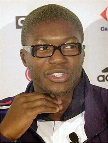 Cựu tiền đạo Liverpool, Cisse cũng cực khoái những cặp kính