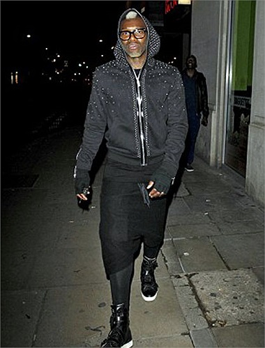 Anh đeo chúng ngay cả lúc 'bay đêm'.