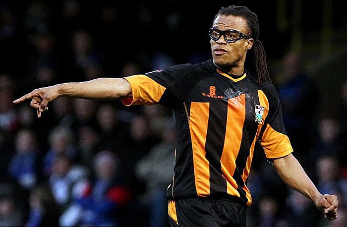 Edgar Davids nổi bật vì cặp kính cùng mái tóc dài trên sân