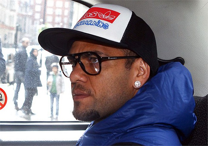 Chịu khó mang tiếng lòe loẹt, Dani Alves lúc nào cũng như một chú tắc kè hoa