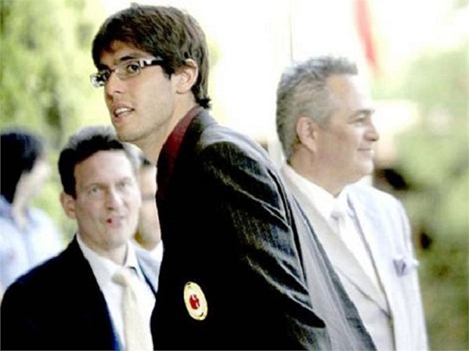 Kaka luôn rất phong độ mỗi khi đeo kính