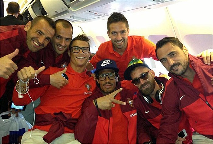 CR7 chụp chung với toàn đội