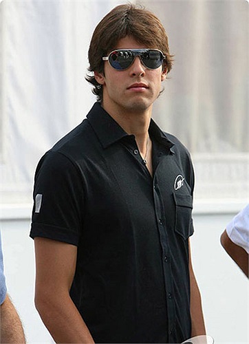 Dường như ngôi sao người Brazil còn hợp với những phụ kiện thời trang hơn cả Ronaldo