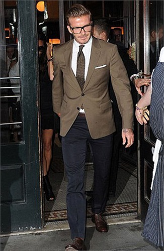 Trong bộ đồ vest lịch sự cùng cặp kính trang nhã, cựu sao của MU luôn rất nổi dù đứng ở đâu