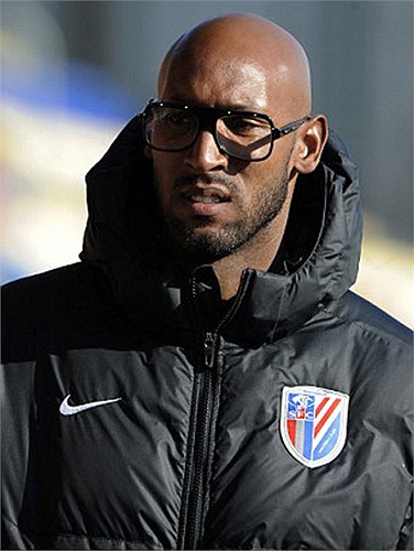 Anelka cũng thường đeo kính mỗi khi ra sân tập