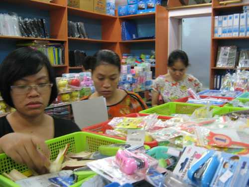 Giá cả không hề rẻ nhưng vẫn thu hút đông đảo phụ huynh tìm mua 