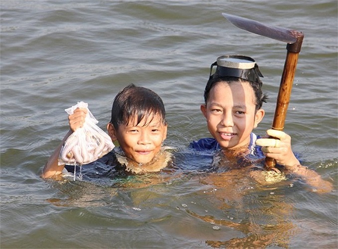 Dù rất bổ dưỡng, được ví như sâm, nhưng giá trùn biển rất mềm, chỉ 50.000 - 60.000 đồng/kg. Cách nấu cũng đơn giản, có thể xào ăn với cơm hoặc nấu cháo.