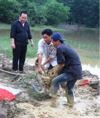 Lê Trung Tuấn trong một lần khai quật phần mộ liệt sỹ.