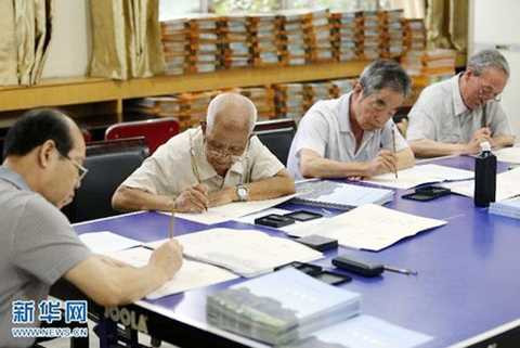 Giấy báo đậu đại học bằng thư pháp