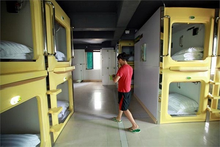 Các phòng trong khách sạn 'con nhộng' có chiều dài và chiều rộng chỉ bằng một chiếc giường cá nhân, được lắp quạt thông gió, tivi màn hình phẳng và chiếc bàn gấp. 