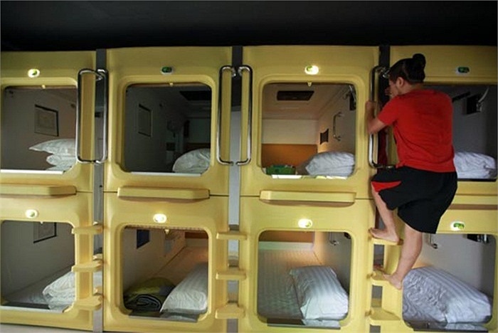 Khách trèo lên một phòng trong khách sạn 'con nhộng' ở Hải Khẩu. 