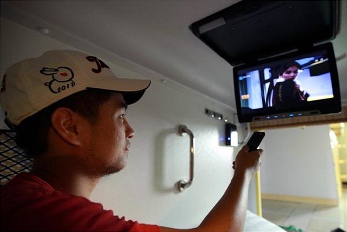 Phòng khá đầy tiện nghi. 