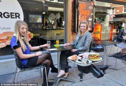 phục vụ thức ăn bằng khay bay