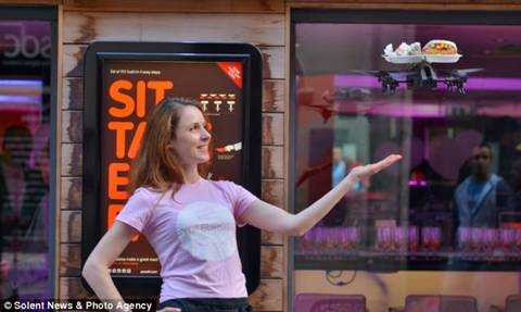 phục vụ thức ăn bằng khay bay