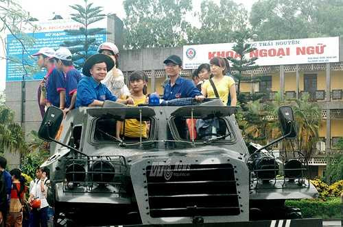 xe lội nước chở sĩ tử đến trường thi